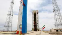 Roket Simrogh sebelum diluncurkan dari Pusat Antariksa Imam Khomeini, Iran (27/7). Peluncuran ini sekaligus menandai peresmian Pusat Antariksa Imam Khomeini yang diambil dari nama pendiri Republik Islam Iran. (Iranian Defense Ministry via AP)