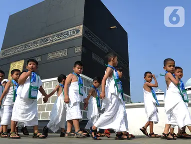 Murid-murid TK mengikuti kegiatan manasik haji se-Kota Depok di Asrama Haji Pondok Gede, Jakarta, Selasa (5/11/2019). Kegiatan yang diikuti sekitar 5000 murid TK ini dalam rangka mengenalkan ibadah lima rukun Islam, khususnya ibadah haji. (merdeka.com/Arie Basuki)