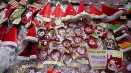Berbagai pernak-pernik mulai dari hiasan lampu, bola, topi dan boneka Santa disuguhkan untuk para pengunjung, Jakarta. Foto diambil pada Jumat (12/12/2014). (Liputan6.com/Faizal Fanani)