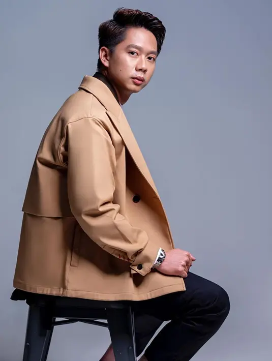Gaya Kevin saat menjalani pemotretan satu ini pun berhasil mencuri perhatian banyak netizen. Tampil dengan jaket berwarna cokelat yang dipadukan dengan celana hitam, ia pun terlihat begitu memesona. (Liputan6.com/IG/@kevin_sanjaya)