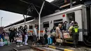 Manager Humas KAI Daop 8 Surabaya, Luqman mengatakan pada Jumat (28/3/2025). bahwa hari ini merupakan puncak arus mudik para pelanggan yang menggunakan moda transportasi kereta api. (JUNI KRISWANTO/AFP)