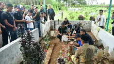 Arema FC menjadi klub yang paling berduka atas Tragedi Kanjuruhan yang menewaskan ratusan korban jiwa yang sebagian besar merupakan fans fanatik mereka. Berbagai empati pun dilakukan skuad Arema FC untuk memberi penghormatan kepada mereka yang menjadi korban dan memberi kekuatan bagi keluarga korban. Usai melakukan tabur bunga di Stadion Kanjuruhan, para pemain dan ofisial tim Arema FC pun melakukan ziarah ke makam salah satu korban, Senin (3/10/2022). (AFP/Putri)