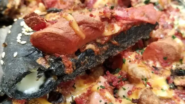 Pizza Hitam, Sensasi Wajib Coba Bagi Penggemar Berat Pizza