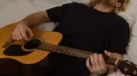 Pasien Ini Main Gitar Saat Operasi Tumor Otak, Bawakan Musik Rock