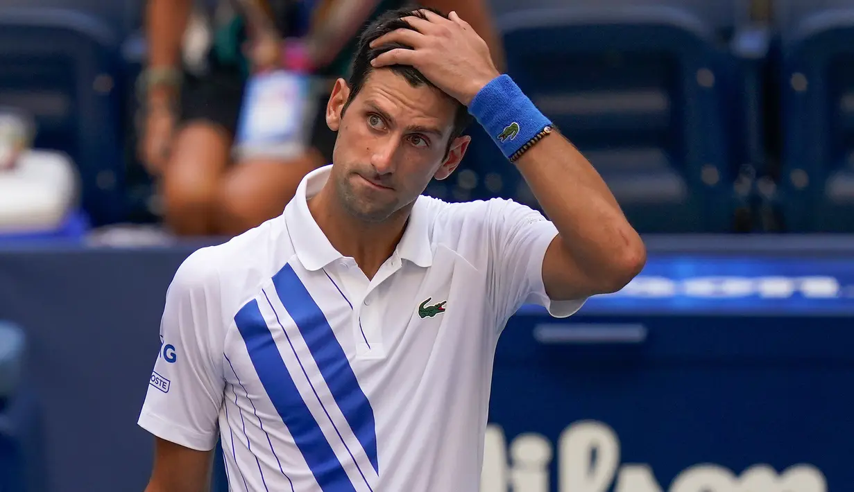 Novak Djokovic Didiskualifikasi dari AS Terbuka 2020: Reaksi petenis Serbia, Novak Djokovic setelah tidak sengaja memukulkan bola ke hakim garis saat kehilangan poin dari Pablo Carreno Busta (Spanyol) pada putaran keempat US Open 2020, di Flushing Meadows, Minggu (6/9/2020). (AP Photo/Seth Wenig)