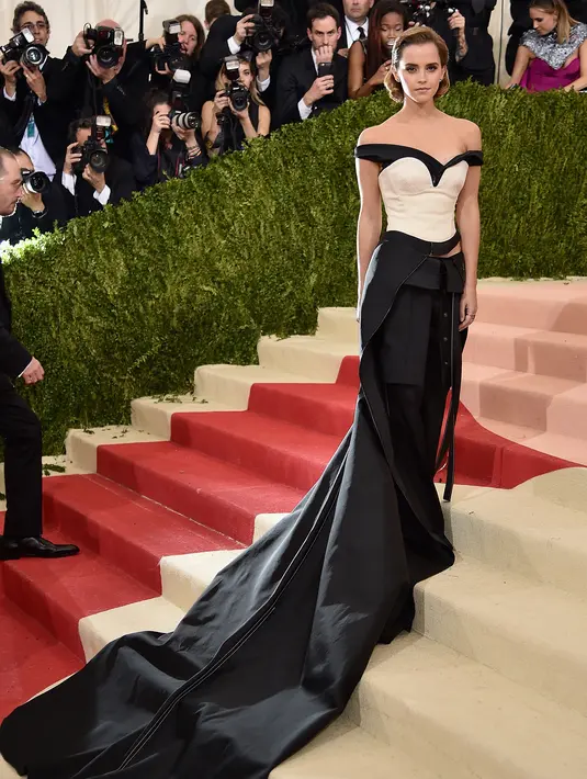 Emma Watson tampil bergaya klasik. Busana bercorak hitam-putih sukses pukau para publik yang hadir di acara Met Gala Red Carpet. (AFP/Bintang.com)