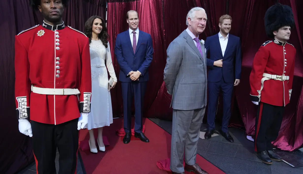 Pria berpakaian pengawal kerajaan berdiri mengawasi patung lilin Raja Charles III, Pangeran William dan Princess of Wales, Kate Middleton serta Pangeran Harry di halaman depan Queen Victoria Building di Sydney, Australia, Rabu (3/5/2023). (AP Photo/Rick Rycroft)