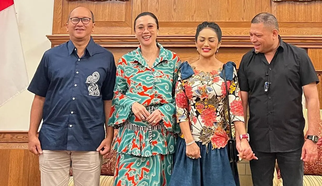 Saat berfoto bareng Dubes RI Rosan Perkasa Roeslani dan istri, Krisdayanti dan Raul Lemos tampak menampilkan pose yang bikin warganet gemas. Keduanya juga terlihat saling bergandengan tangan. Diketahui, kedatangannya untuk menghibur orang-orang Indonesia yang merantau di Amerika bertepatan dengan momen kemerdekaan RI. (Liputan6.com/IG/@krisdayantilemos)