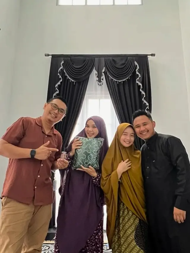 Potret Devi Desiyanti dan Novi Setia Nurviat mengunjungi rumah megah milik Ega Noviantika dan Rafly DA (Sumber: Instagram/novipengusaha.id)