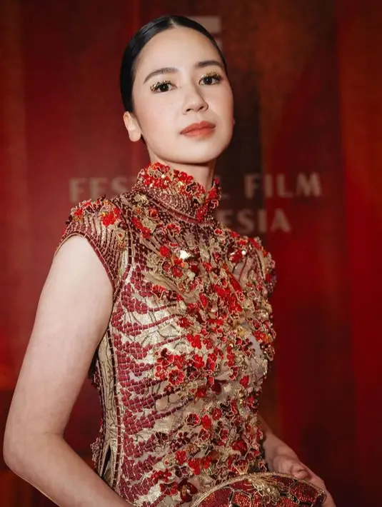 juga bisa menjadi pilihan agar terlihat lebih elegan dan formal di hari raya Imlek. [@laurabas]