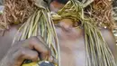 Pria suku Tikuna berpose mengenakan masker di tengah kekhawatiran virus corona Covid-19 di Leticia, Departemen Amazonas, Kolombia pada 8 Juni 2020. Kasus virus corona ini meningkatkan kekhawatiran akan resiko penyebaran ke masyarakat adat yang rentan dan berada di pedalaman. (Tatiana de NEVO/AFP)