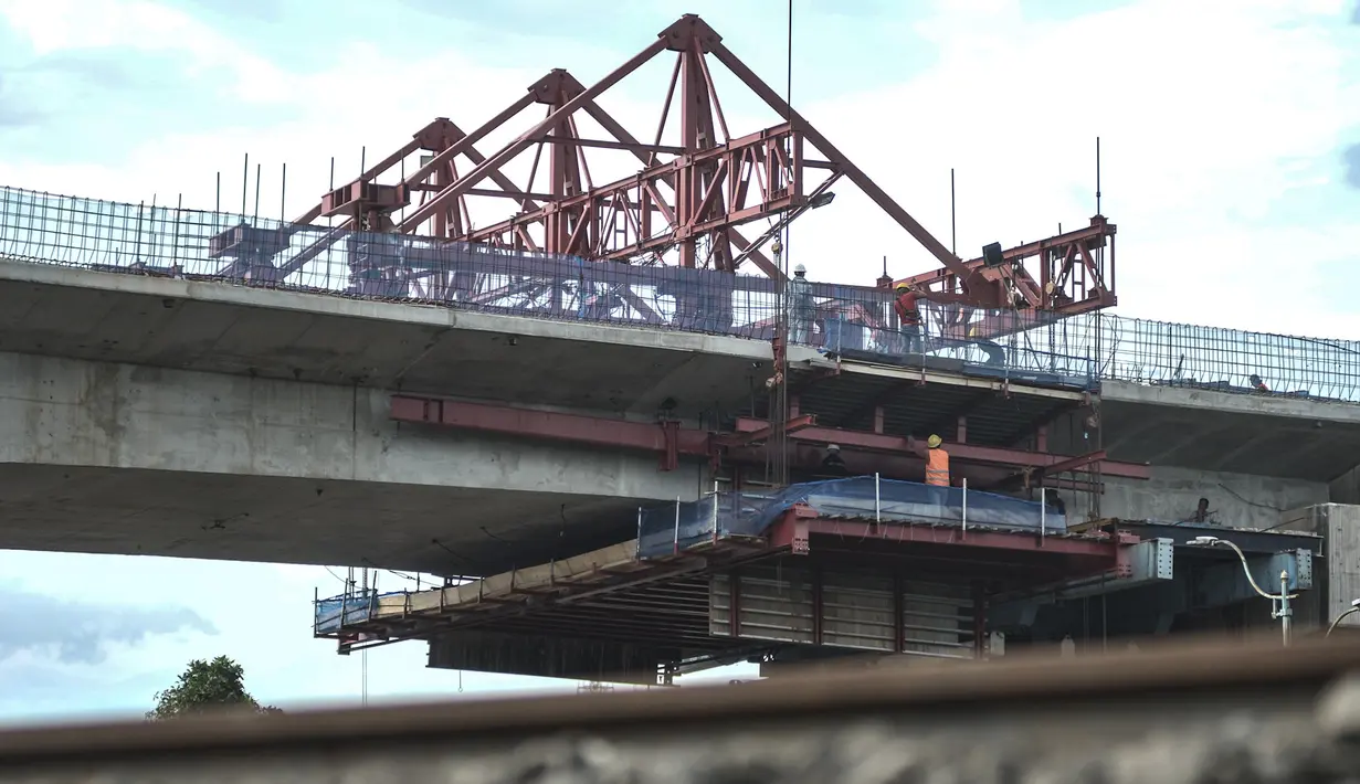 Suasana proyek pembangunan jalur lintas atas (flyover) Cakung, Jakarta, Kamis (17/12/2020). Flyover dengan biaya pembangunan mencapai Rp 261 miliar ini diharapkan mampu mengatasi kemacetan di kawasan tersebut serta meminimalisir kecelakaan akibat perlintasan sebidang. (merdeka.com/Iqbal Nugroho)