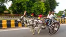 Peserta membalap kereta kuda mereka selama perlombaan tradisional yang diadakan setiap hari Senin bulan kalender Hindu Saawan di Prayagraj, India, Senin (13/7/2020). Bulan Saawan, bertepatan dengan musim hujan. (AP Photo/Rajesh Kumar Singh)