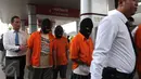 Petugas membawa sejumlah tersangka dalam gelar perkara di SPBU kawasan Rempoa, Ciputat, Tangsel, Senin (6/6). Praktek pengurangan takaran pengisian bahan bakar di SPBU bernomor 34 12305 tersebut akhirnya dibongkar petugas. (Liputan6.com/Helmi Afandi)