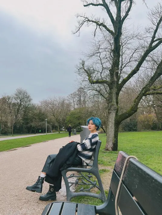 Sweater ini terlihat edgy dengan perpaduan rok lateks dan boots [@vidialdiano]