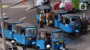 Sejumlah pengemudi bajaj menunggu penumpang di kawasan Stasiun Tanah Abang, Jakarta, Kamis (7/1/2021). Pemerintah akan melakukan pembatasan kapasitas dan operasional transportasi umum seiring diterapkannya kebijakan Pembatasan Kegiatan Masyarakat (PKM) di Jawa dan Bali. (Liputan6.com/Angga Yuniar)