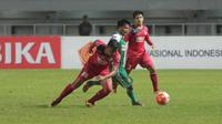 Pemain Semen Padang, Irsyad Maulana (kiri) berusaha melewati pemain PS TNI, Naibaho pada lanjutan Torabika SC 2016 di Stadion Pakansari, Bogor, Minggu (23/10/2016). (Bola.com/Nicklas Hanoatubun)
