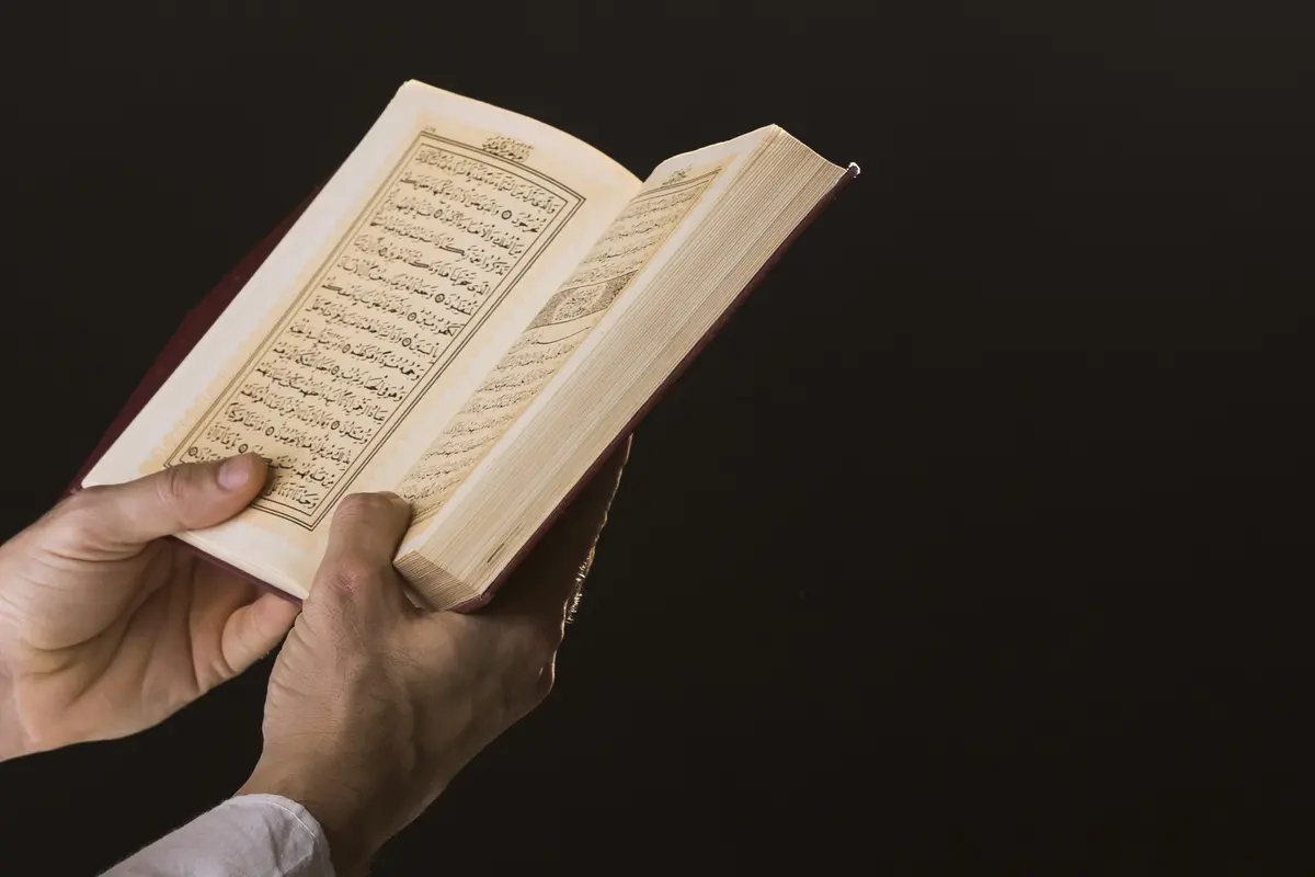 Ilustrasi membaca Al-Qur’an
