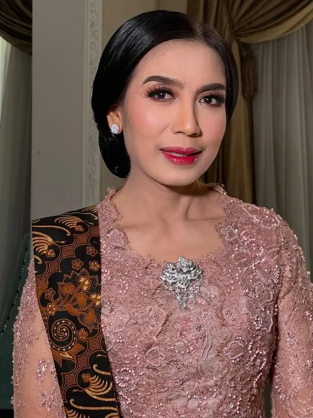 Tampilan Ibunda dan Kakak Selvi Ananda Dibalut Kebaya Pink saat Pelantikan Gibran Rakabuming. [@vivithalib]