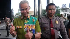 Calon Gubernur Jawa Tengah, Ganjar Pranowo mengacungkan jempol seusai memenuhi panggilan penyidik KPK, Jakarta, kamis (28/6). Ganjar diperiksa sebagai saksi kasus dugaan korupsi E-KTP sehari setelah mengikuti Pilkada di Semarang. (Merdeka.com/Dwi Narwoko)