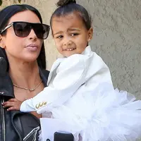 Kim Kardashian ajarkan anaknya, North West eksis di media sosial sejak dini.| foto : Intouchweekly