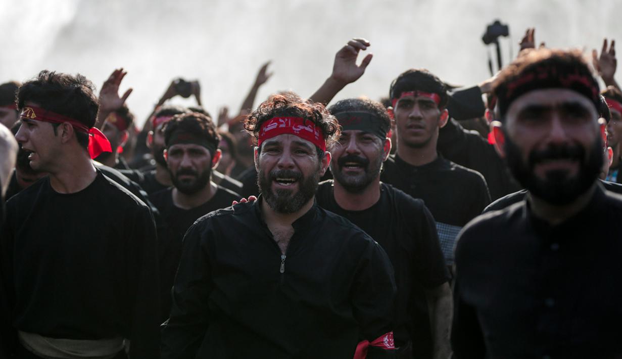 Mereka berteriak dalam kesedihan – “Oh, Hussein!” (AP Photo/Anmar Khalil)