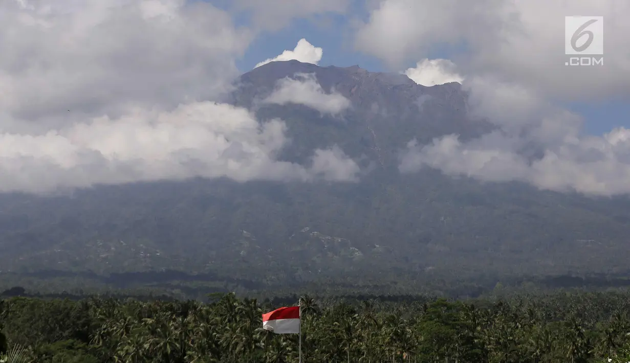 Asap mengepul dari kawah Gunung Agung yang berstatus awas terlihat dari Desa Rendang, Karangasem, Bali, Jumat (29/9). Semenjak Gunung Agung dinyatakan status awas hingga hari ini pos tersebut selalu ramai didatangi warga. (Liputan6.com/Gempur M Surya)