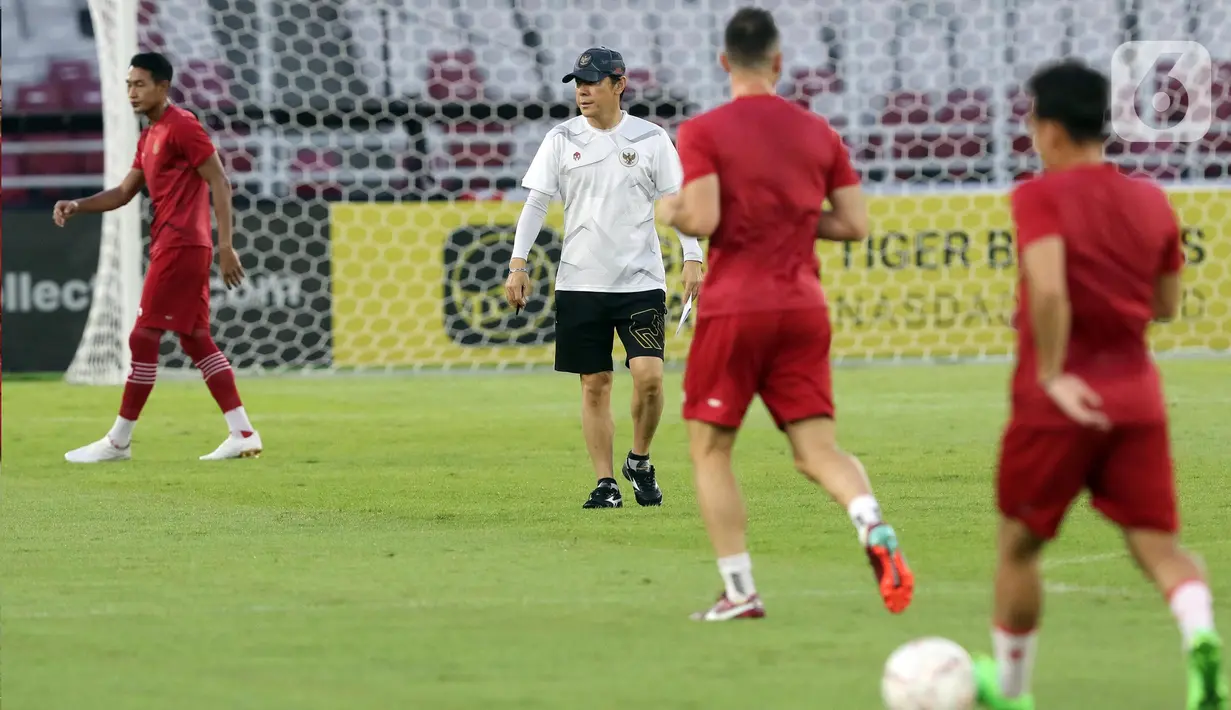 Pelatih Timnas Indonesia, Shin Tae-yong (kedua kiri) saat latihan resmi jelang laga kandang semifinal Piala AFF 2022 melawan Vietnam di Stadion Utama Gelora Bung Karno, Jakarta, Kamis (5/1/2023). Timnas Indonesia akan melakoni leg pertama semifinal Piala AFF 2022 melawan Vietnam, Jumat (6/1). (Liputan6.com/Helmi Fithriansyah)