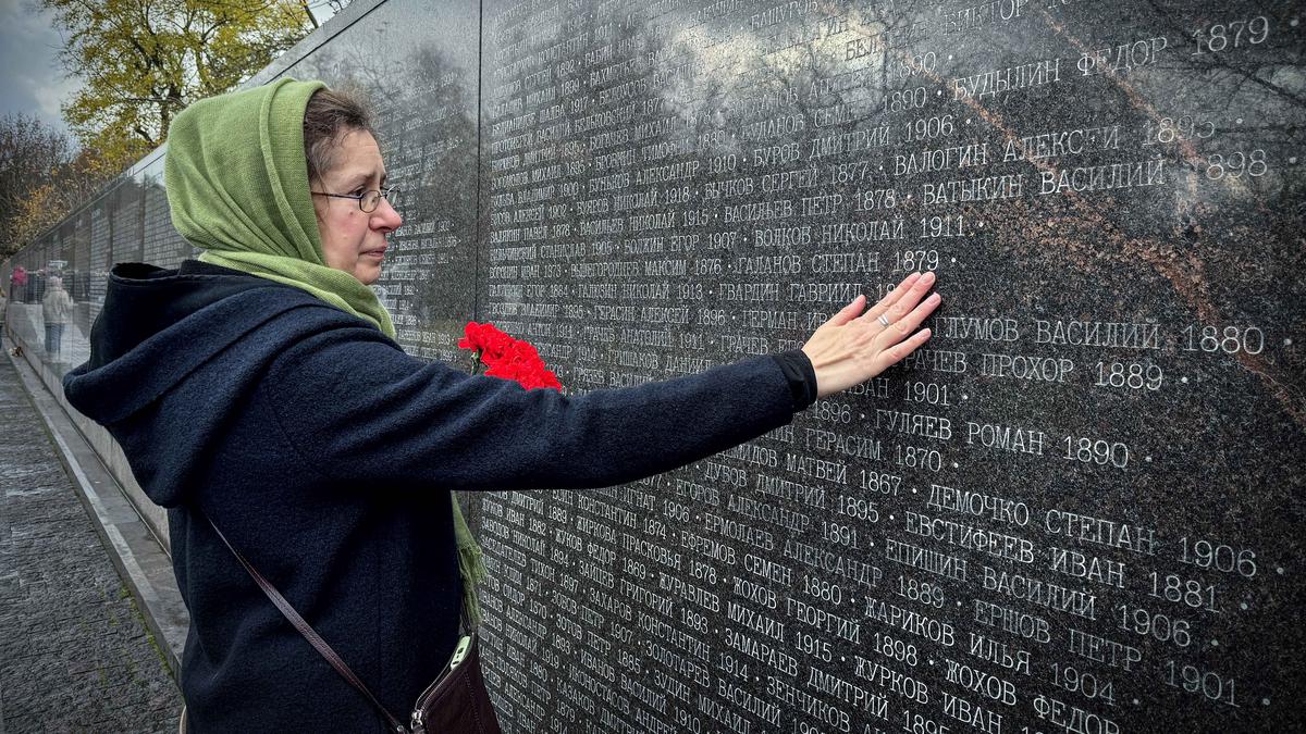 Kenang Korban Represi Politik Stalin, Keluarga dan Kerabat Berziarah di Kompleks Memorial Butovo