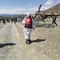 Bulan Sabit Merah Afghanistan dan personel militer bekerja di Provinsi Paktika timur Afghanistan setelah gempa bumi mematikan, 22 Juni 2022. (Bakhtar News Agency yang dikelola pemerintah Afghanistan)