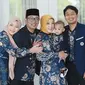 Ridwan Kamil potret bersama dengan keluarga merayakan Lebaran (dok.instagram/@ridwankamil/https://www.instagram.com/p/COza5J-HBuR/Komarudin)