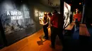 Para pekerja membahas instalasi pameran "Salute to the Home Front" di Museum Nasional Perang Dunia II di New Orleans (5/6). Museum ini berfokus pada kontribusi yang dibuat oleh Amerika Serikat untuk Sekutu dalam Perang Dunia II. (AP Photo/Gerald Herbert)