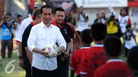 Presiden Joko Widodo memberikan bola kepada 70 anak dari SSB Prasejahtera di di Stadion Kapten I Wayan Dipta, Gianyar, Bali, Minggu (30/8/2015). Presiden Jokowi juga mencanangkan program sejuta bola buat anak-anak. (Liputan6.com/Helmi Fithriansyah)