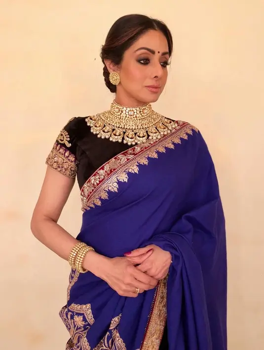 Sridevi menghembuskan napas terakhirnya gara-gara serangan jantung. Saat meninggal dunia, sang suami dan putrinya berada di sisinya. (Foto: instagram.com/sridevi.kapoor)
