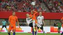 Pemain sayap Timnas Austria, Marco Arnautovic, melakukan tendangan salto untuk menjebol gawang Timnas Belanda. (Bola.com/Reza Khomaini)