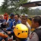 Polisi mengevakuasi korban kecelakaan maut di ruas Tol Cipularang Kilometer 92, Purwakarta, Jawa Barat, Senin (2/9/2019). Seluruh korban sudah dievakuasi ke tiga rumah sakit di Purwakarta. (Liputan6.com/HO/Humas Polda)