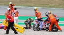Kecelakaan berawal dari manuver Enea Bastianini saat melibas Tikungan 1 yang membuat dirinya turut menjatuhkan empat pembalap lainnya. (AFP/Josep Lago)