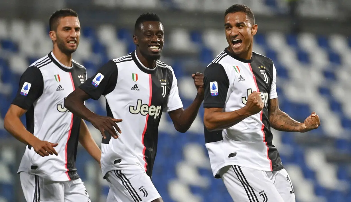 Para pemain Juventus merayakan gol yang dicetak oleh Danilo ke gawang Sassuolo pada laga Serie A di Stadion Mapei, Rabu (15/7/2020). Kedua tim bermain imbang 3-3. (Massimo Paolone/LaPresse via AP)