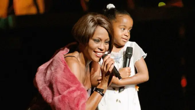 Lucunya Bobbi Kristina Brown Kecil Duet Bareng Whitney Houston