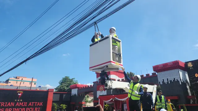Wali Kota Depok, Supian Suri saat memotong kabel fiber optik di Jalan Komjen Pol M Jasin, Depok.