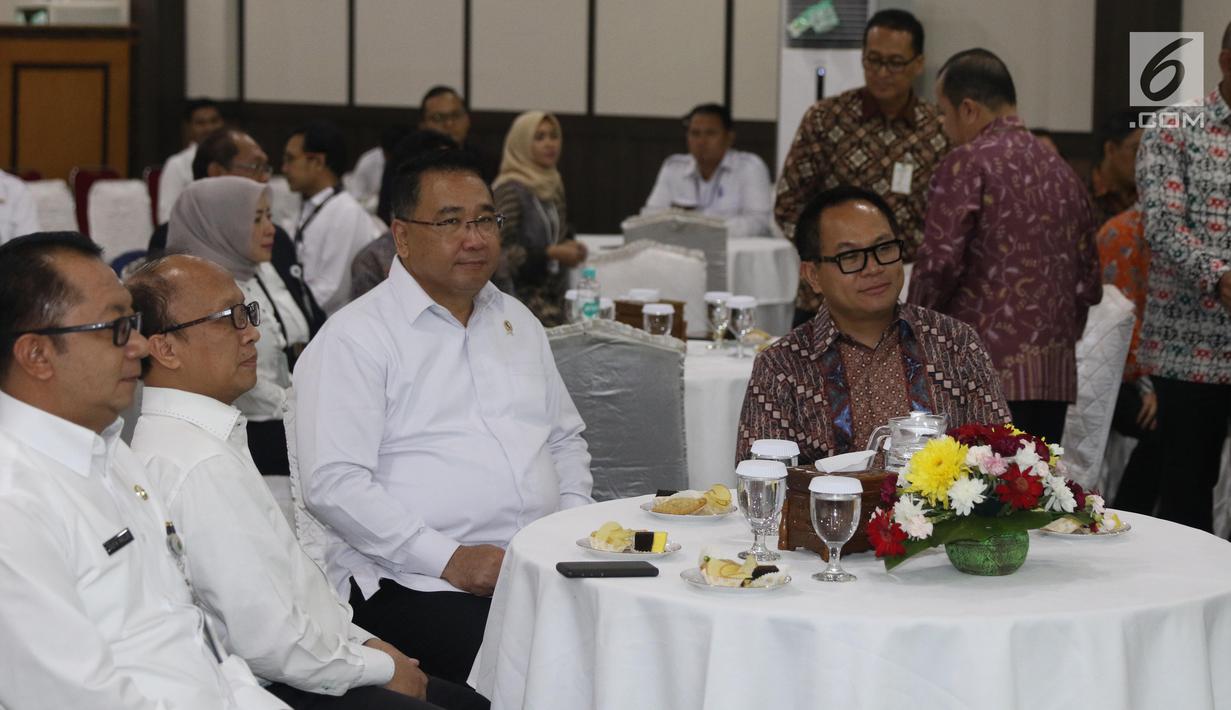 Mendes PDTT Eko Putro Sandjojo (kedua kanan) bersama Dirut Bank Mandiri Kartika Wirjoatmodjo (kanan) dan Sekjen Kemendes PDTT Anwar Sanusi (kedua kiri) saat menghadiri penandatanganan kerja sama di Kantor Kemendes PDTT, Jakarta, Senin (30/9/2019). (Liputan6.com/Angga Yuniar)