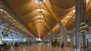 Bandara Barajas terletak di Madrid, Spanyol yang dbuka mulai tahun 2006. Di desain oleh Richard Rogers Partnership dengan Pylons beragam warna dan atapnya nampak unik bergelombang mampu menciptakan suasana keindahan seperti rangkaian pelangi. (Wikipedia)