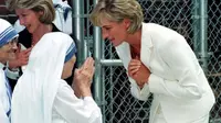 Putri Diana saat bertemu dengan Bunda Teresa (Reuters)