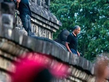 Mantan Presiden Amerika Serikat, Barack Obama berjalan menuruni tangga Candi Borobudur saat berwisata di Magelang, Jawa Tengah, Indonesia, (28/6). Kedatangan Barack Obama dan rombongan disambut meriah wisatawan lainnya. (AP Photo / Slamet Riyadi)
