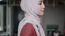 Gaya hijab sederhana tapi tetap modis ala Mega Iskanti ini perlu banget untuk ditiru. ia adalah pemenang di sebuah program khusus untuk fashioner di bidang hijab yang diadakan oleh Dian Pelangi. Tak heran jika gaya hijabnya kece banget (Liputan6.com/Instagram/@megaiskanti)