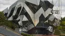 Sebuah gambar menunjukkan Gedung Crystal di taman hiburan Futuroscope, Chasseneuil-du-Poitou, Prancis, 19 Agustus 2022. Futuroscope adalah taman hiburan yang berdasarkan multimedia, futuroskop sinematografi, dan teknik audio visual. (GUILLAUME SOUVANT/AFP)