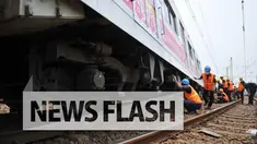 Commuter Line jurusan Bogor-Jatinegara anjlok di antara Stasiun Manggarai ke Stasiun Sudirman. Sejumlah penumpang kereta api listrik (KRL) hanya bisa pasrah.