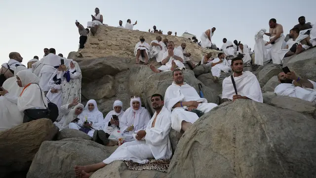 Khusyuk Wukuf Jemaah Haji di Padang Arafah