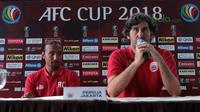 Pelatih Persija Jakarta, Stefano Teco (kanan) memberikan keterangan saat press conference Piala AFC 2018 di Hotel Grandika, Jakarta, (13/3/2018). Persija akan melawan Song Lam Nghe An FC. (Bola.com/Nick Hanoatubun)