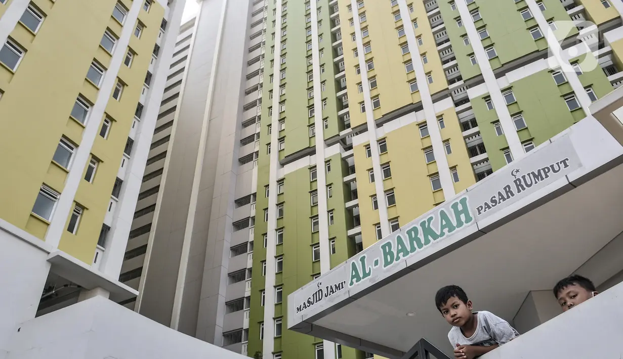 Anak-anak bermain di Rusun Pasar Rumput, Jakarta (27/7/2020). Perumda Pasar Jaya dan Pemprov DKI masih menggodok alokasi penerima manfaat Rusun tersebut, termasuk konsep kepemilikan apakah menjadi rusunawa atau milik rusunami yang diharapkan diputuskan Oktober 2020. (merdeka.com/Iqbal S. Nugroho)